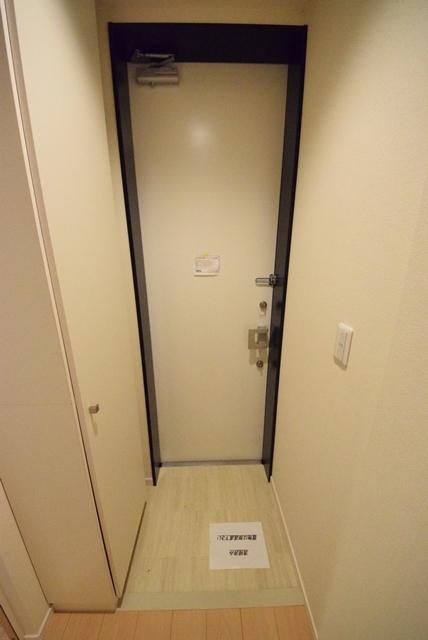 玄関　★ウォークインクローゼット付きでお荷物も心配なし★