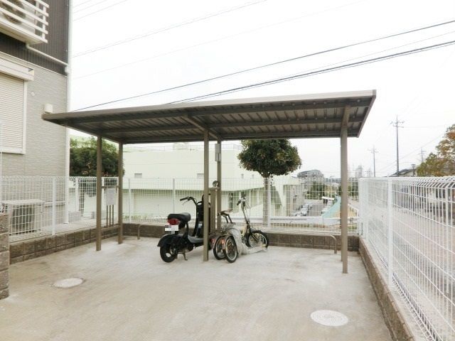 エントランス　屋根付きの駐輪場です