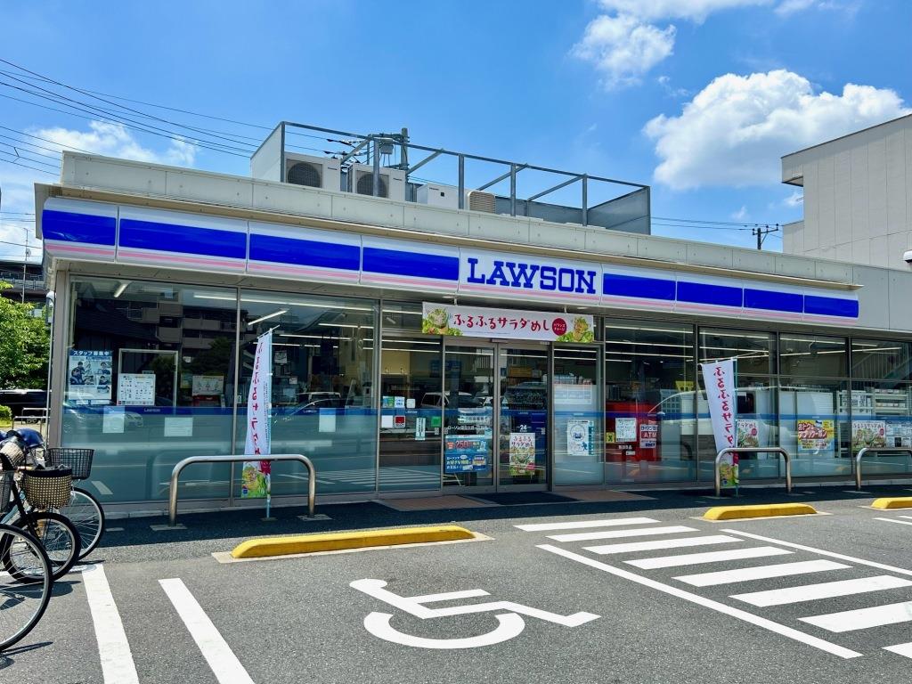 コンビニ　ローソン 足立六月一丁目店（コンビニ）まで396m