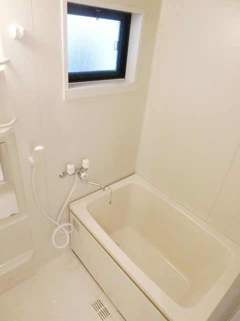 バス・シャワールーム　窓があり換気しやすいバスルームです