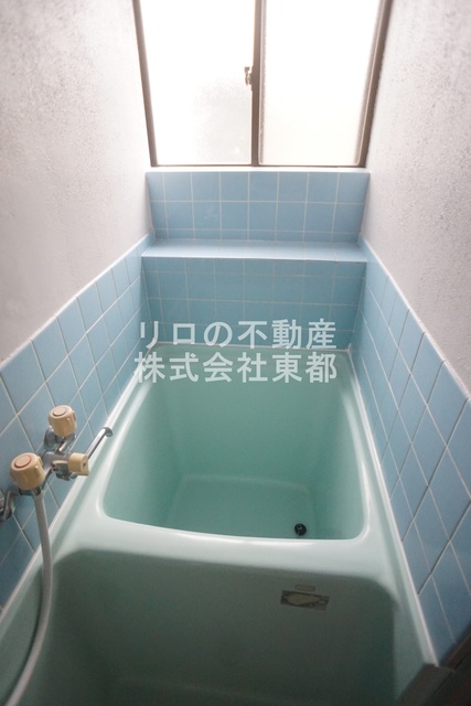 バス・シャワールーム　浴室には窓があり明るい空間！湿気対策に換気窓は大切ですね☆