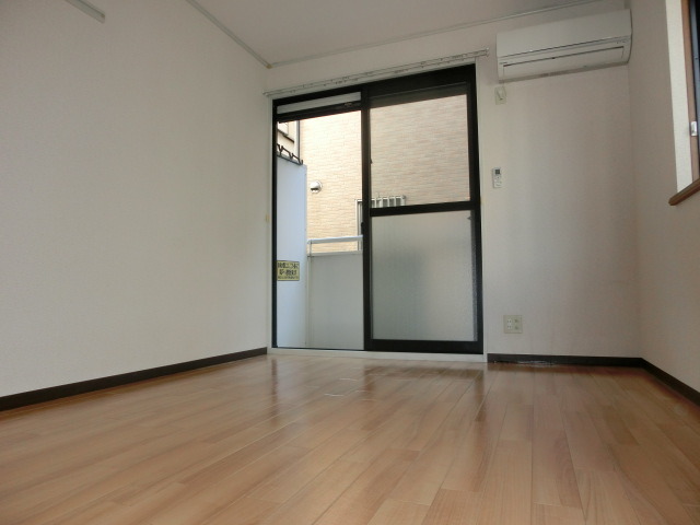 居室・リビング　家具もあわせやすいナチュラルカラーのお部屋です。