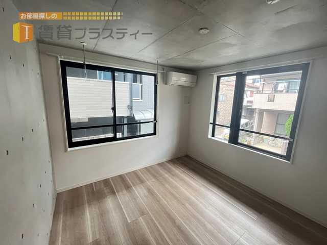 居室・リビング　風の通りも気持ちの良いお部屋です。