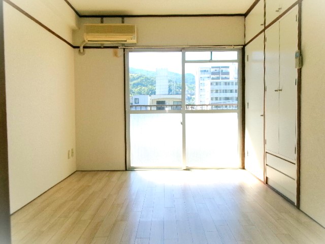 居室・リビング　別の部屋の写真です、現況を優先させていただきます。