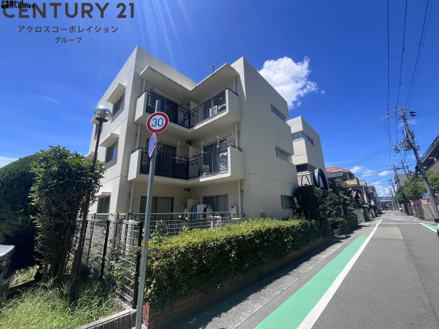 建物外観　居住者専用のごみ置き場があります。