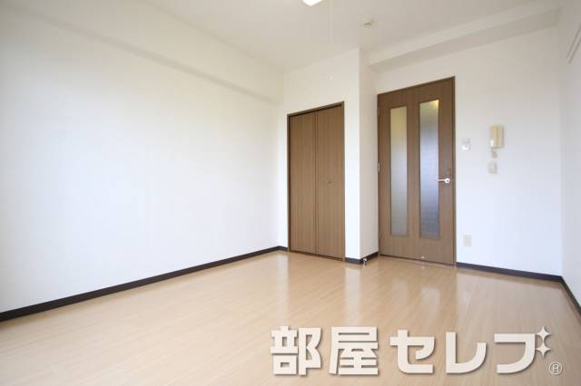 居室・リビング　広々したお部屋で生活しやすいですね。３０２号室の写真です。