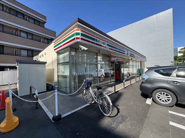 コンビニ　セブンイレブン（コンビニ）まで526m