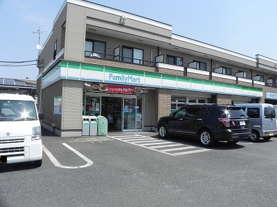 コンビニ　ファミリーマート（コンビニ）まで750m