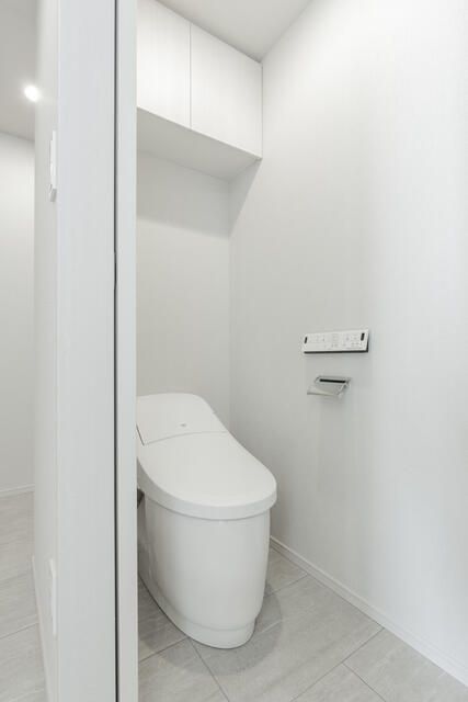 トイレ　落ち着いた色調のトイレです