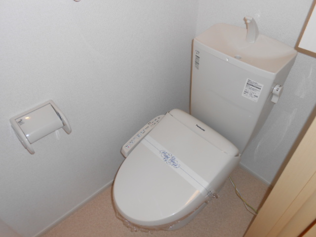 トイレ　温水洗浄便座完備・小物収納棚有り