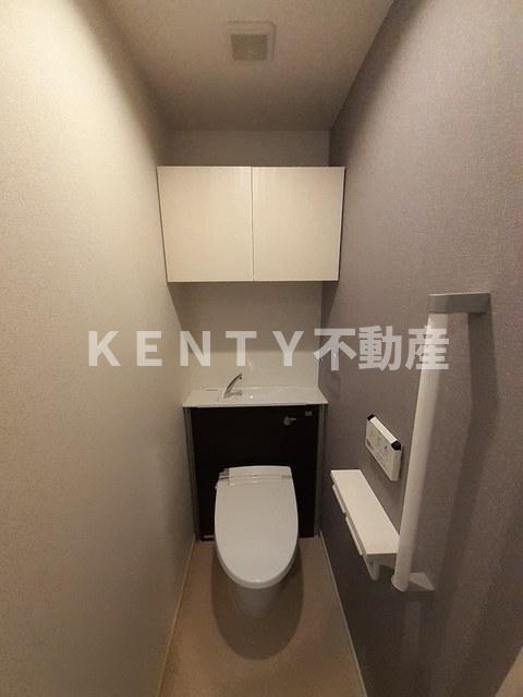 トイレ　落ち着いた色調のトイレです