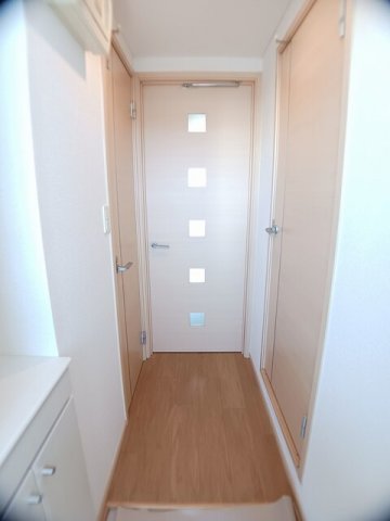 ＪＲ予讃線 坂出駅 バス乗車時間：12分 最寄りバス停で下車 徒歩3分 2階建 築15年の玄関写真