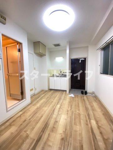 地下鉄御堂筋線 西中島南方駅 徒歩8分 4階建 築40年の居間写真