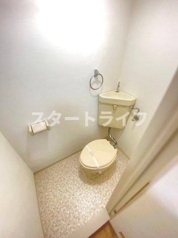 地下鉄御堂筋線 西中島南方駅 徒歩8分 4階建 築40年のトイレ写真