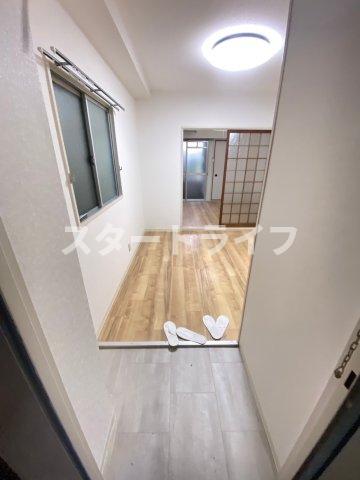 地下鉄御堂筋線 西中島南方駅 徒歩8分 4階建 築40年の玄関写真