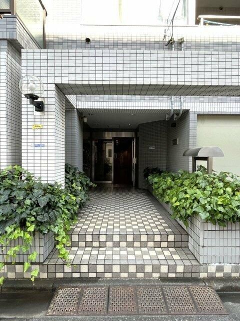 エントランス　落ち着いたエントランスです