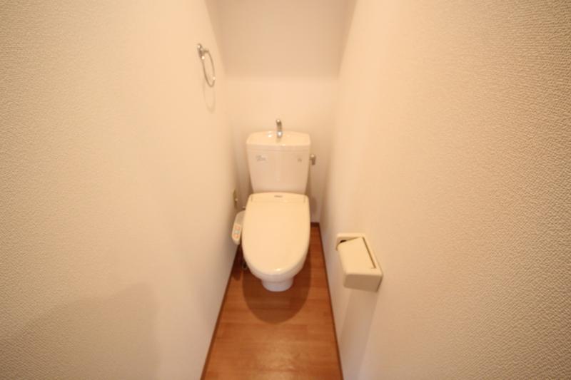 トイレ　独立洗面化粧台が付いています