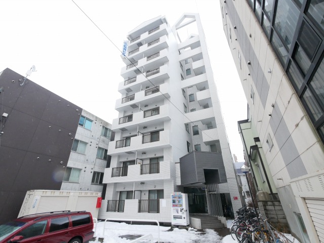 【札幌市北区北二十三条西のマンションの建物外観】