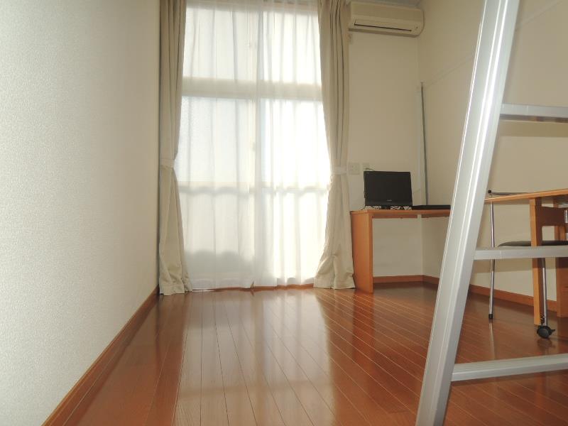 居室・リビング　ロフトタイプは天井が高いので開放的なお部屋となります。