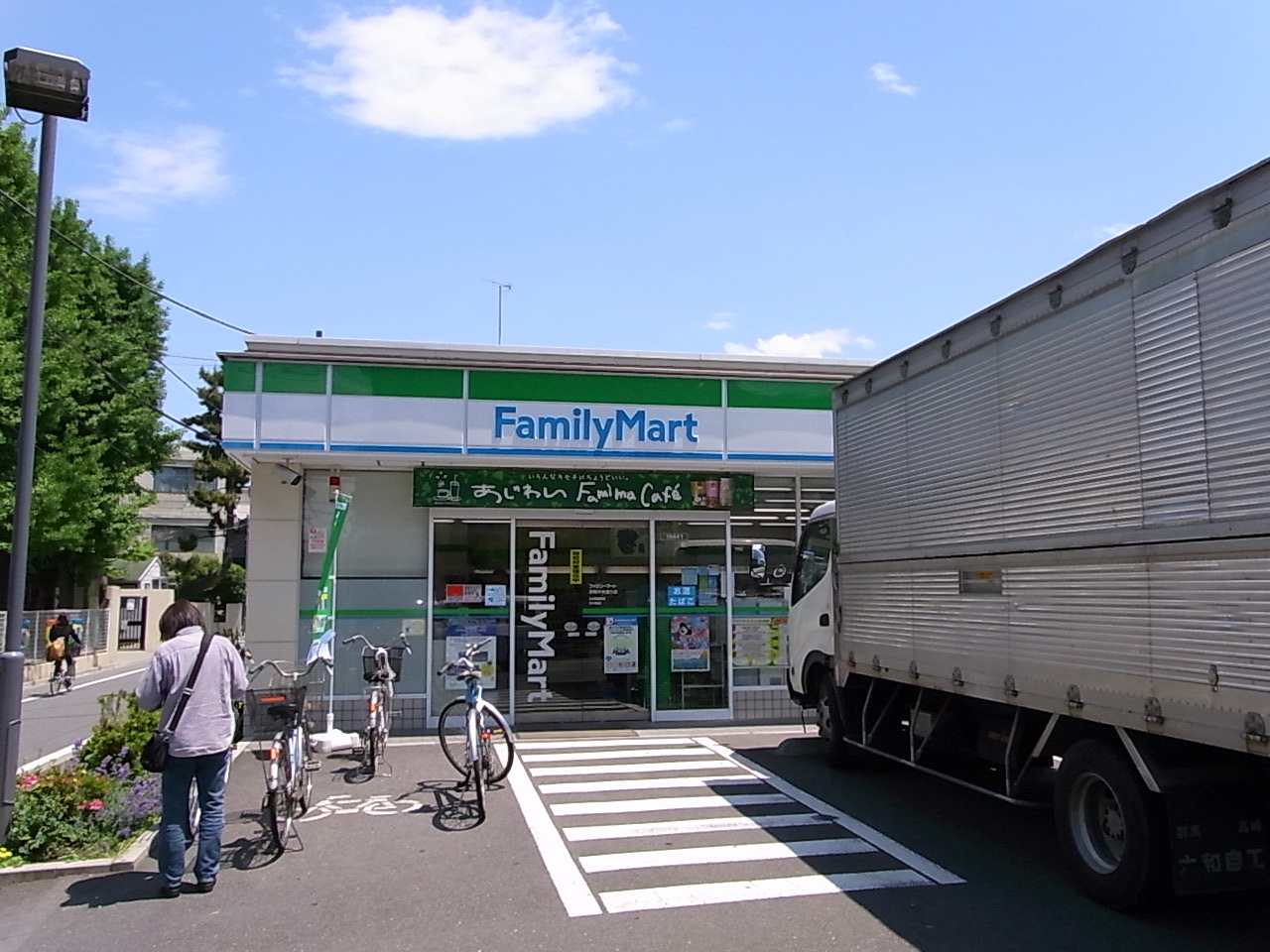 コンビニ　ファミリーマート浮間中央通り店（コンビニ）まで131m
