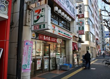 コンビニ　セブンイレブン南阿佐谷駅前店（コンビニ）まで526m
