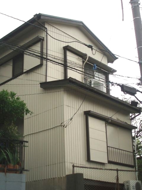 横浜市神奈川区中丸のアパートの建物外観