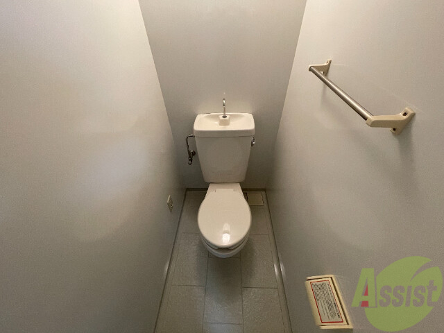 トイレ　タオル掛けもあるので、トイレも問題なく利用できそうですね。