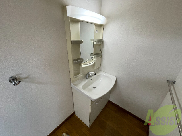 洗面設備　洗面化粧台も独立しており、洗面室の棚も利便性がありますね。