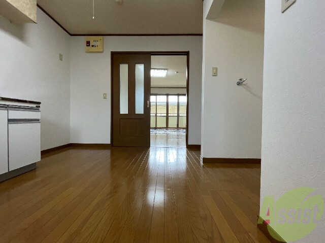 玄関　照明も有り、玄関から居室までスムーズに行けそうですね。