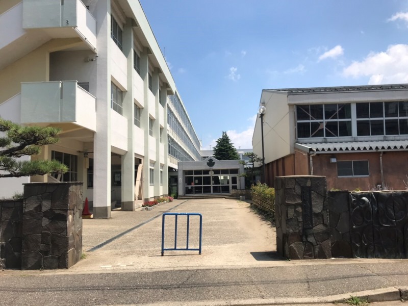 【ハイツモンマルトルの小学校】