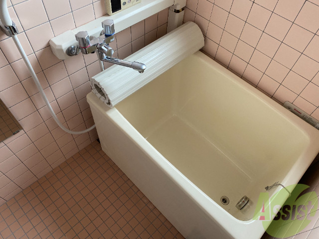 バス・シャワールーム　バスルームは狭すぎず、シャワーも浴びやすそうです。