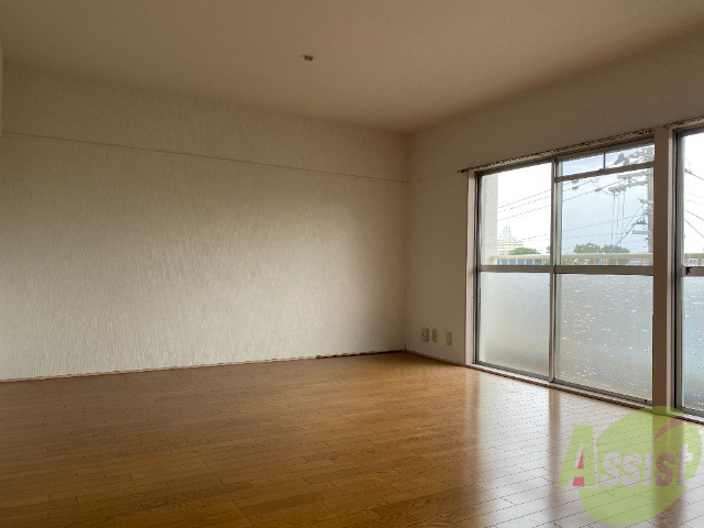 居室・リビング　１２帖のＬＤＫ。引き戸を開けると解放感があります。