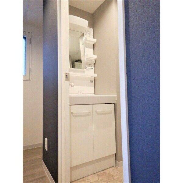 洗面設備　忙しい朝にうれしいシャンプードレッサー付きです♪