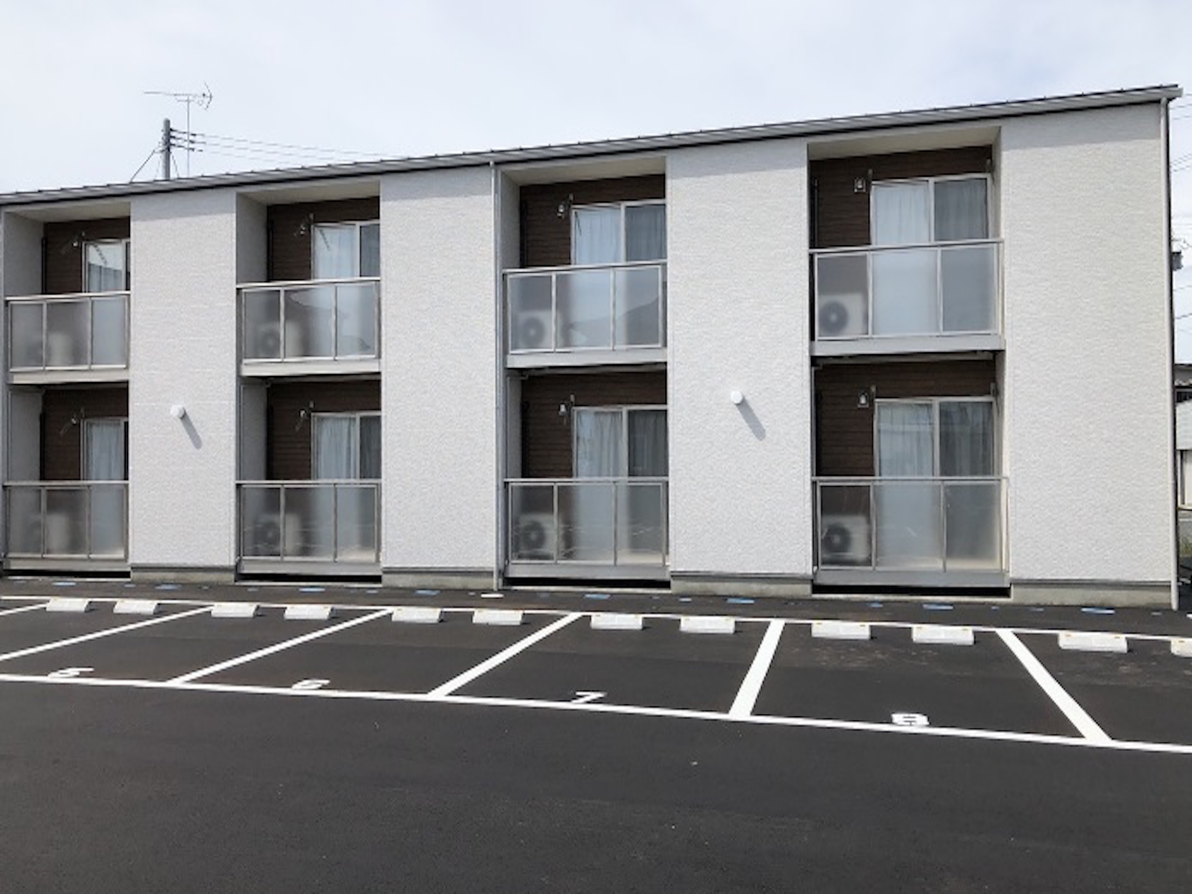 建物外観　白を基調とした建物になります。