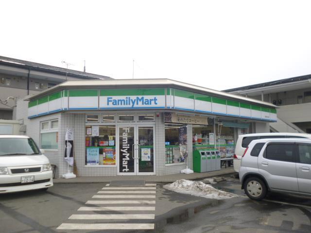 コンビニ　ファミリーマート（コンビニ）まで750m
