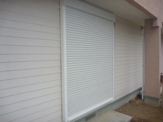 セキュリティ　１階南窓シャッター（同物件他部屋写真）