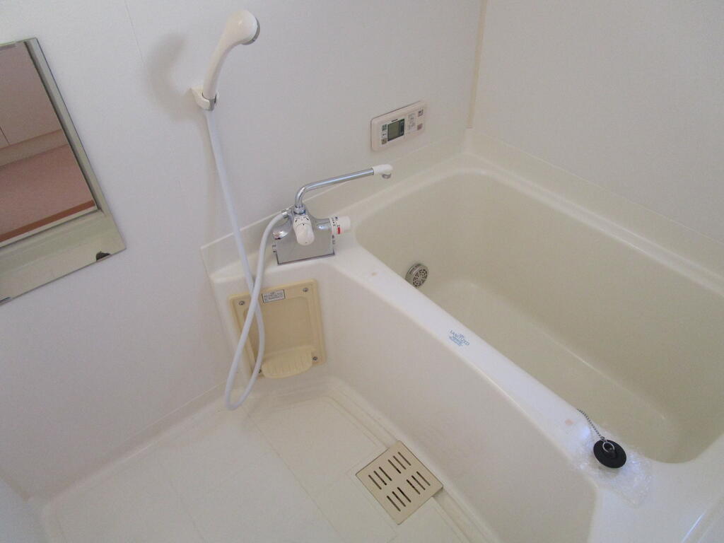 バス・シャワールーム　小窓付き浴室