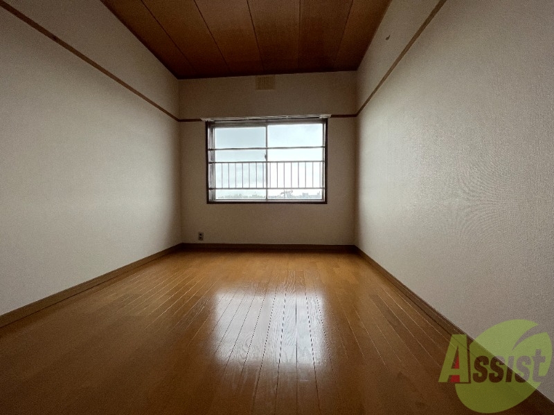 その他部屋・スペース　こちらの洋室も腰窓からたっぷり日差しが入りますよ