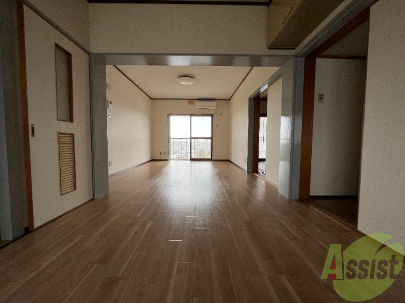 居室・リビング　日差しがたっぷり入る明るいお部屋ですよ。