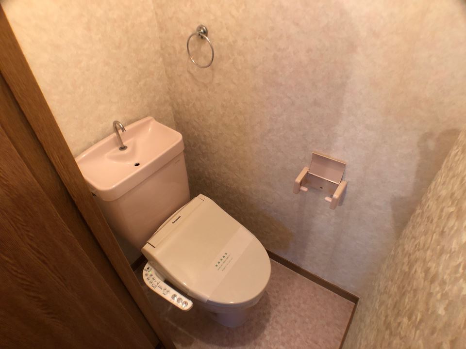 トイレ　温水洗浄便座付きです