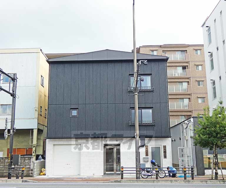 京都市南区上鳥羽菅田町のアパートの建物外観