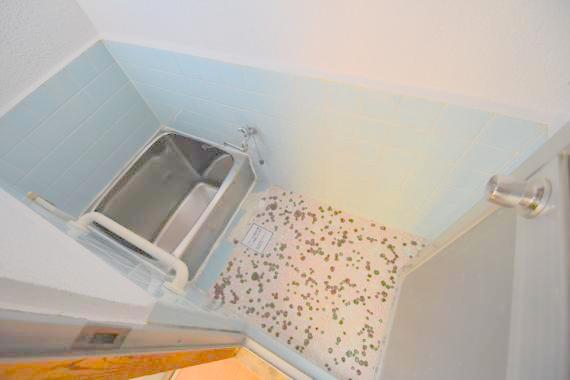 バス・シャワールーム　コンパクトサイズのお風呂です。お掃除も楽にできますよ。