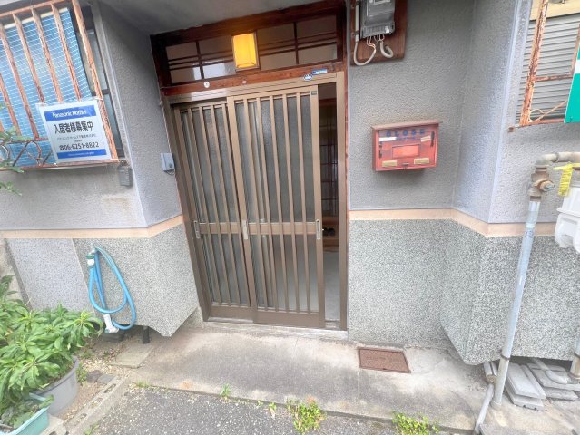 エントランス　落ち着いたエントランスです