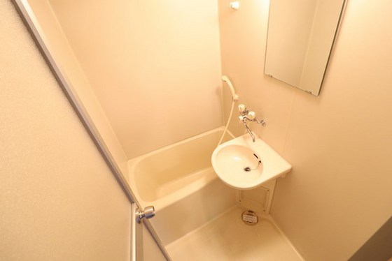 バス・シャワールーム　※他の号室の写真です。