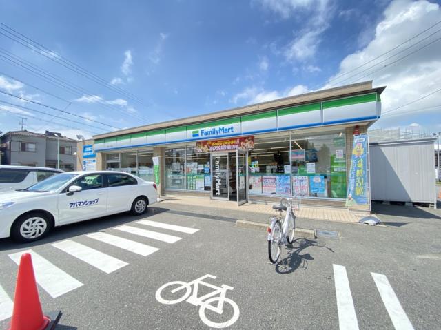 コンビニ　ファミリーマート十一屋三丁目店（コンビニ）まで381m