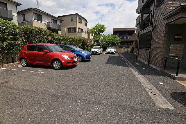 【クレシェンド岡本の駐車場】