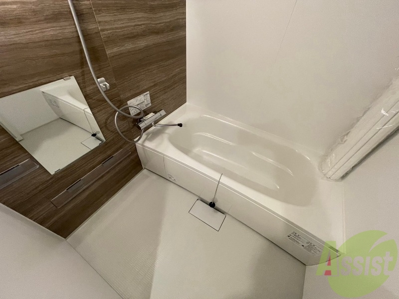 バス・シャワールーム　お風呂です。広々したバスでゆっくりくつろげます。