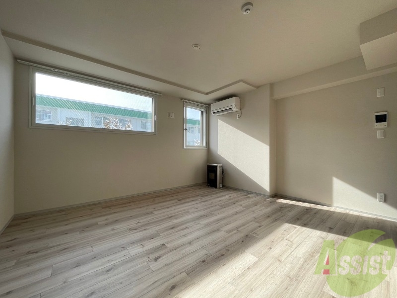 居室・リビング　リビングです。窓が大きくて明るいですね！