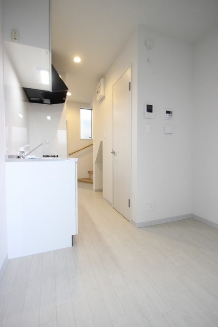 居室・リビング　同物件別室