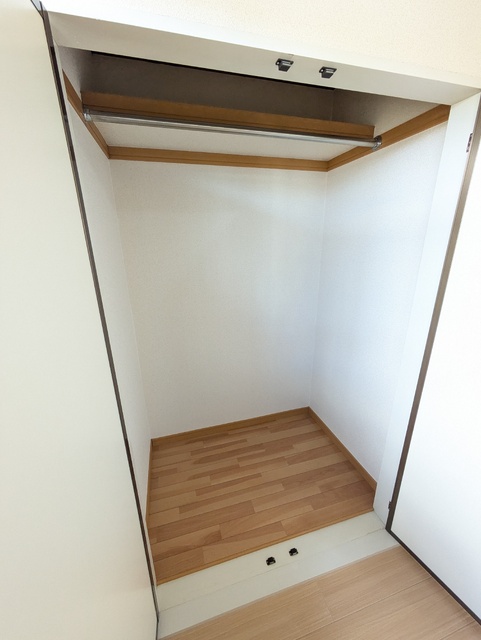 収納　洋室６帖はクローゼット仕様です。